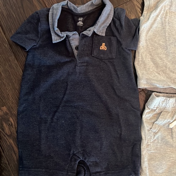 Gap 12-18 months 3 outfits. 1 romper, 2 2- piece sets. - Picture 4 of 4